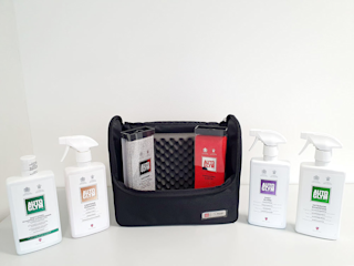 Innhold: Canvas bag, interiør shampoo, bilshampoo, lær/skinnrens, glassrens, tekstilrens, svamper. Pris er inkludert mva.