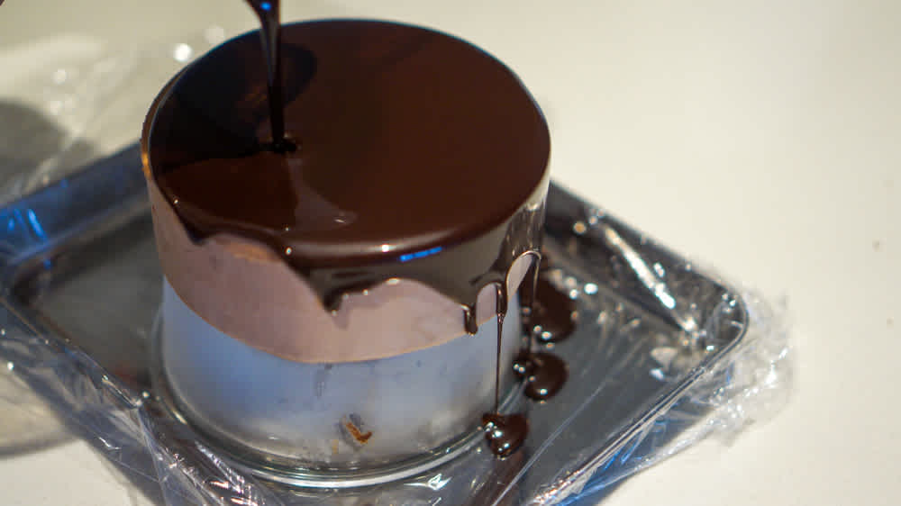 pouring-mirror-glaze-entremet