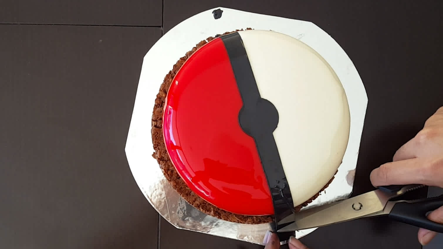 pokeball-entremet-band-cut