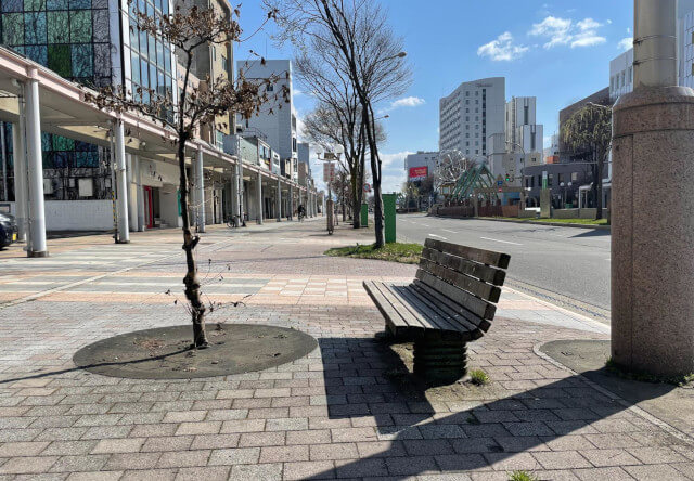 柳町通りには多数のベンチが設置されている