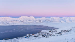 Light-winter_Longyearbyen_Arctic-winter_Northernmost_Adventure_Travel_Svalbard_Longyearbyen_Agurtxane-Concellon
