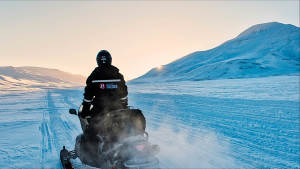Snowmobile-Expedition_Juvahytta__Polar-adventure_Winter-landscape_Explore_Travel_Adventure_Svalbard_Agurtxane-Concellon_Landscape-1920x1080