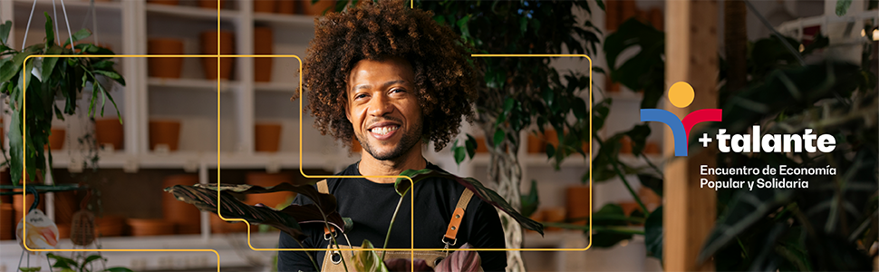 Fotografía de un hombre afrocolombiano, emprendedor, artista, profesional, en un plano medio