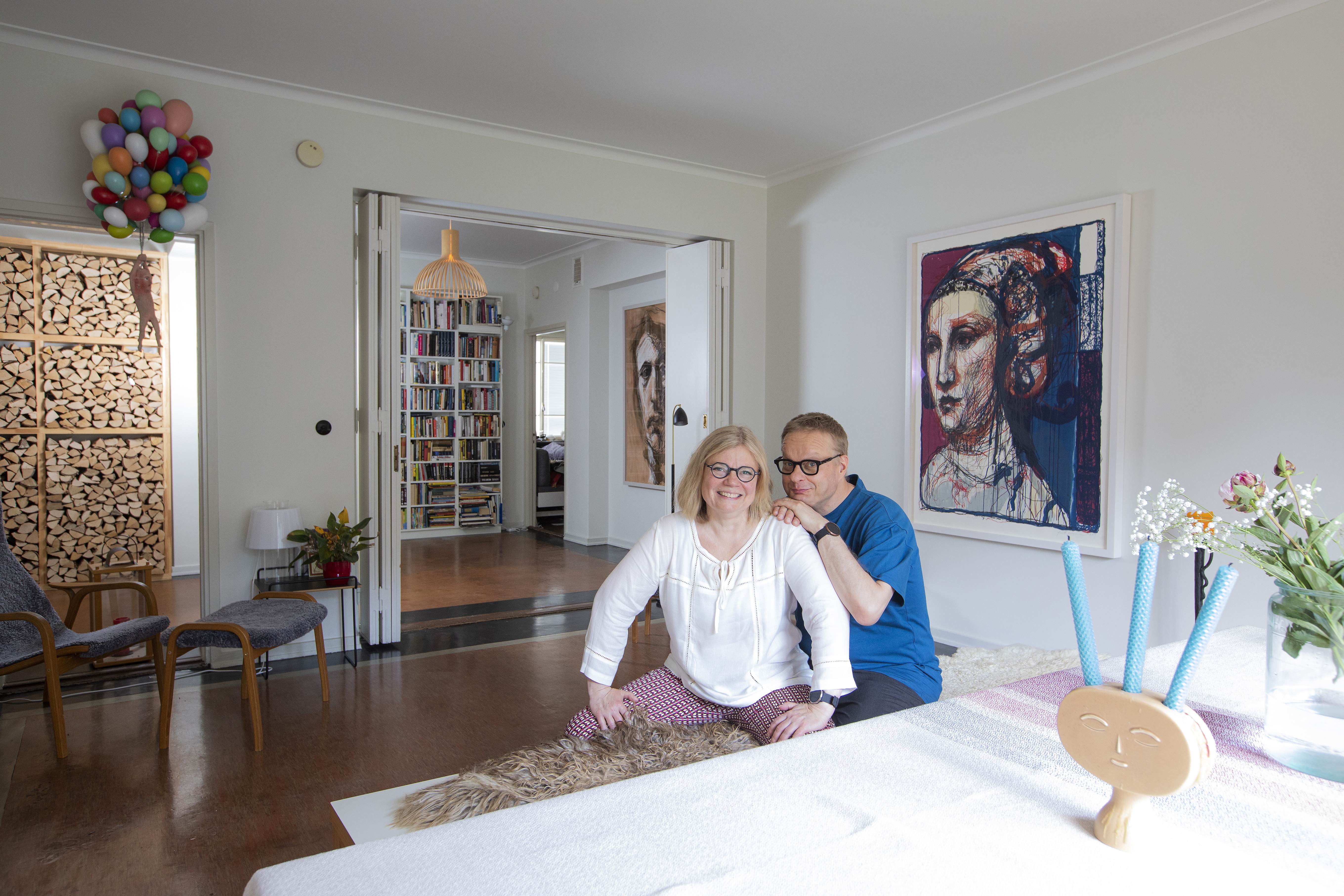 Lotta Kuusiston ja Iiro Rantalan mukana kotiin muuttivat vain olohuoneen iso pöytä, lampaantaljoilla peitetyt penkit ja muutama tuoli.