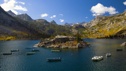 A photo of Lake Sabrina, a great place to enjoy fall in California.