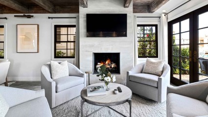Living room of a second home with transitional design