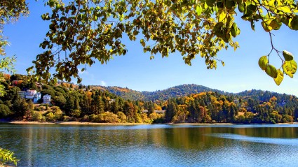A photo of Lake Arrowhead, a great place to enjoy fall in California.
