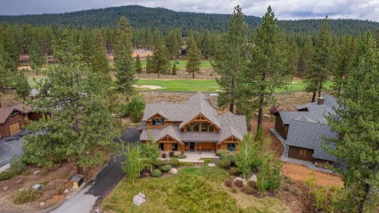 Truckee mountain home with golf courses in backyard