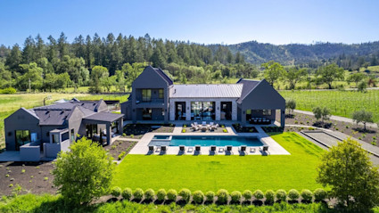 A Napa second home estate with a large outdoor terrace, guest house and vineyards