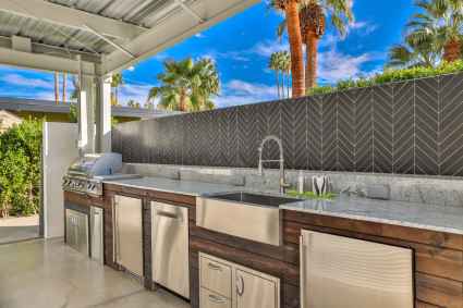 Palm Springs outdoor kitchen with sink, fridge and grill