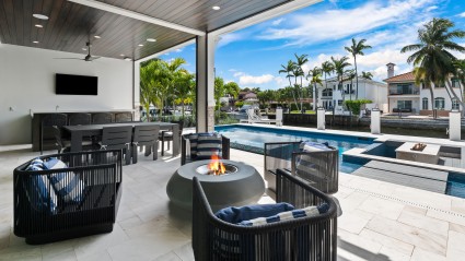 Outdoor seating in Fort Lauderdale