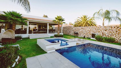 An image shows a swimming pool in a back yard of a Mexican property.
