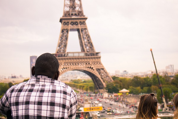 A man and a girl are looking at the Eiffel tower