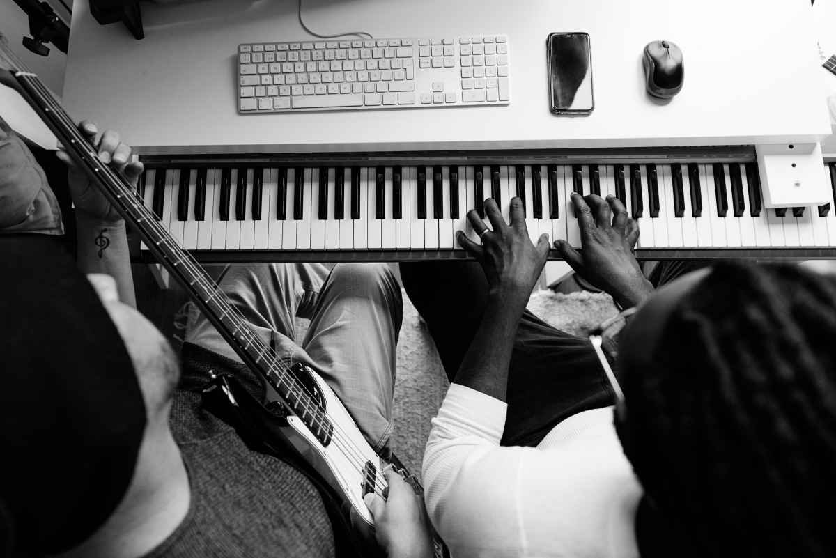 Musicians with keyboard BW