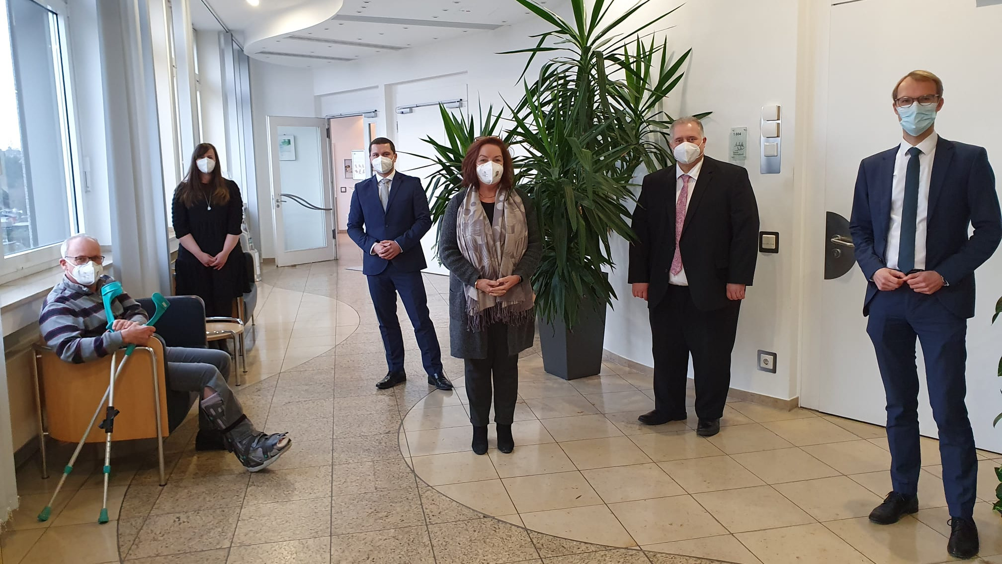 Landtagsabgeordnete Claudia Schlottmann, Martin Sträßer und Dr. Christian Untrieser im Gespräch mit Dezernent und Amtsleiterin des Kreisgesundheitsamtes Mettmann