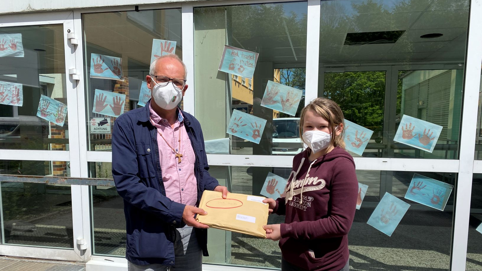 Ein Mann ein Wort - Landtagsabgeordneter Martin Sträßer hält Wort 200 rote Hände erreichten ihr Ziel als Zeichen gegen Gewalt