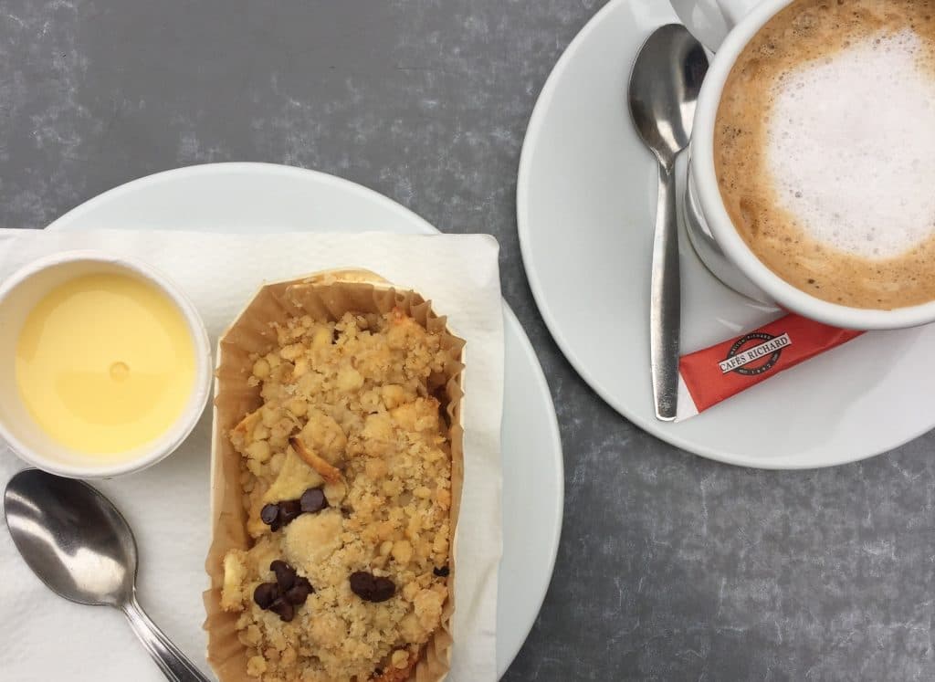 kaffee-locationscout-tim-und-sein-red-bus-rollin-auf-tour-fuer-unplanned-blog-unplanned