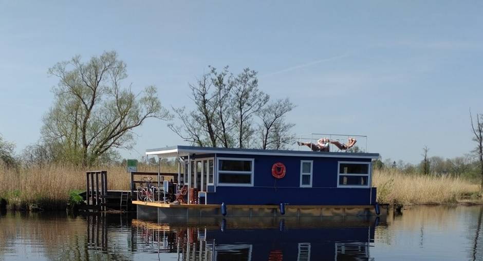 Unplanned-außergewöhnliche-Unterkünfte-Hausboot-abenteuer-flusslandschaft