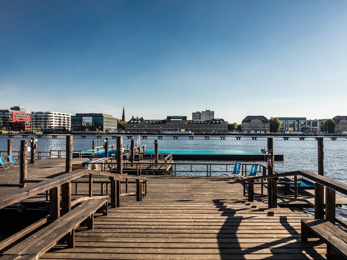 Unplanned-die-schoensten-Beachbars-Badeschiff