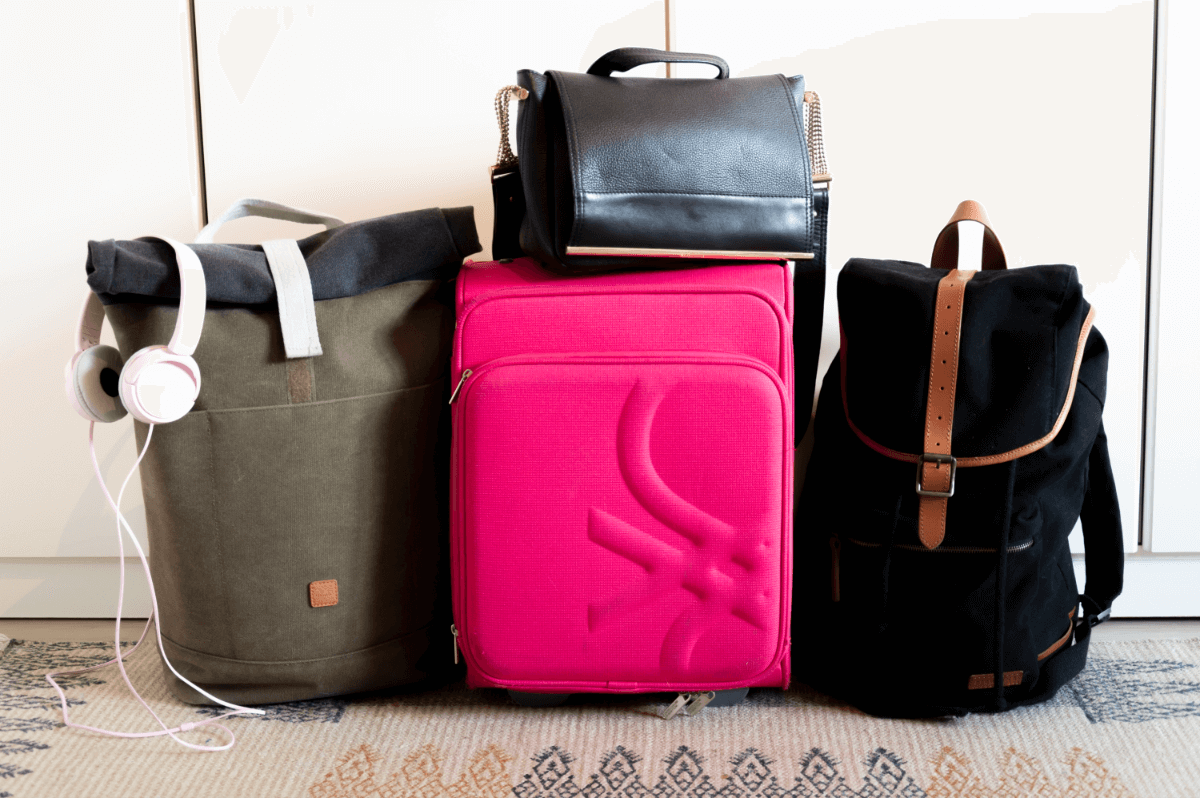 koffer-Reisen-mit-Handgepäck-platzsparend-effizient-und-stressfrei-blog-unplanned