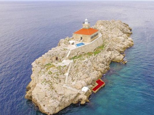 Unplanned-außergewöhnliche-Insel-Villa-Lighthouse-Grebeni