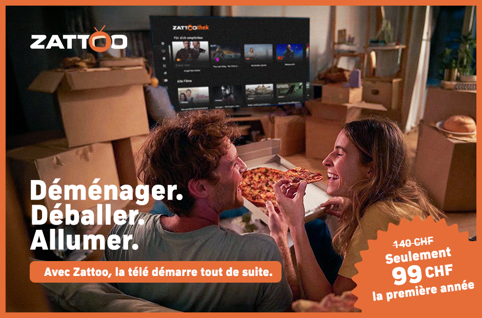 Jeu-concours de Pâques avec Zattoo PREMIUM : image de deux personnes qui viennent d’emménager, assises sur le canapé, mangeant une pizza et regardant la télévision avec Zattoo.