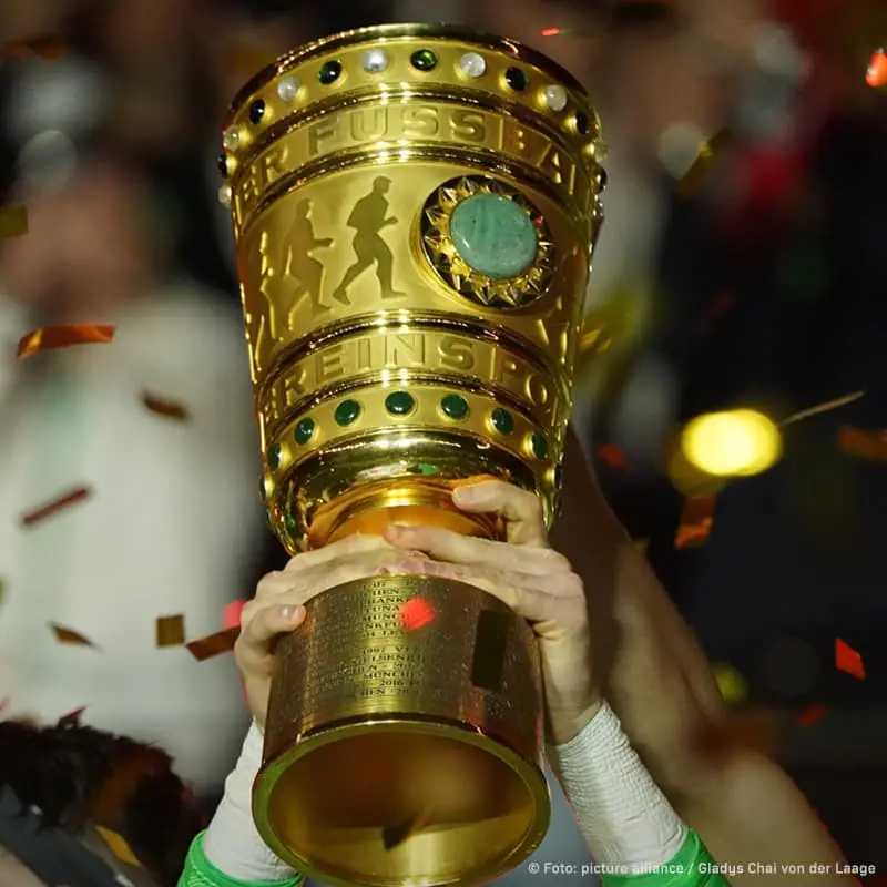Der DFB-Pokal im Händen