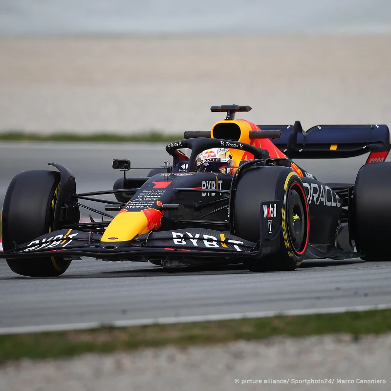 Max Verstappen bei Formel 1 im Rennauto 2022