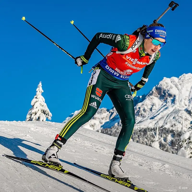 Wintersport heute, Frau auf der Piste bei Ski Alpin
