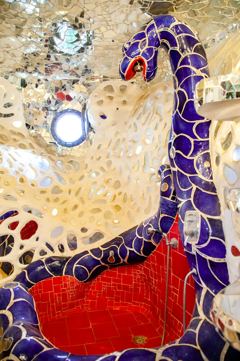  Niki de Saint Phalle, Tarot Garden, Bathroom inside the Empress 