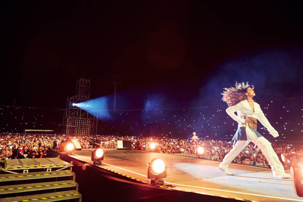  Dennis Leupold/Phaidon, Rihanna on stage in white, Estadio Nacional, Santiago, Chile, 2015 