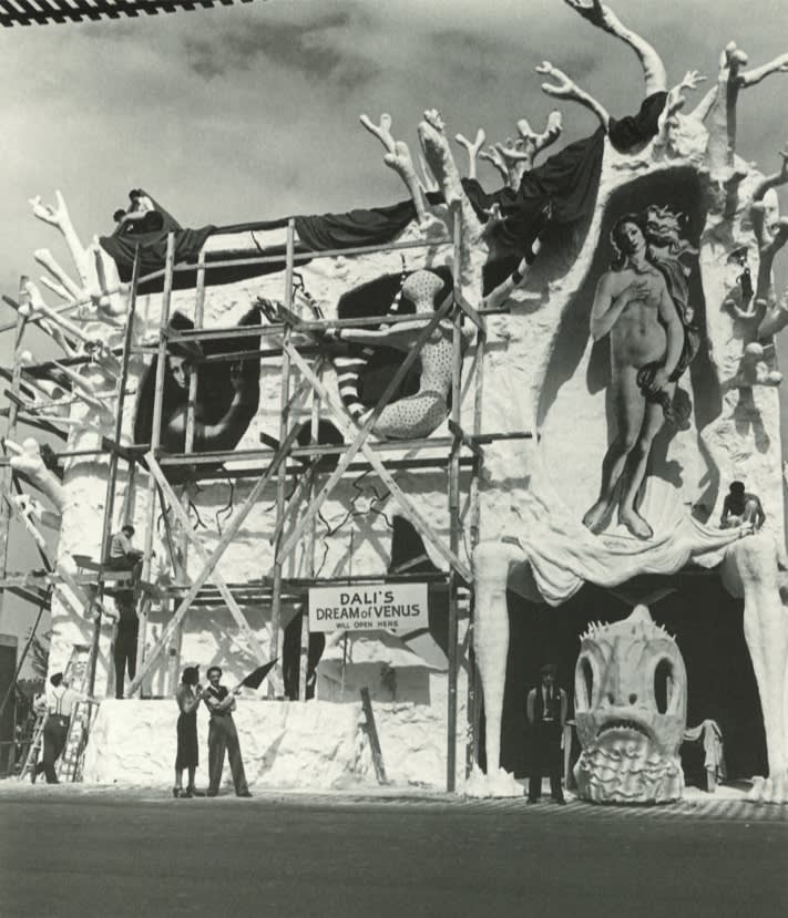  Salvador Dali, Overseeing construction of 'Dream of Venus' Pavilion, 1939 
