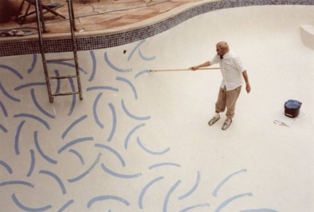  David Hockney, In the process of painting the Roosevelt Hotel swimming pool, Los Angeles  