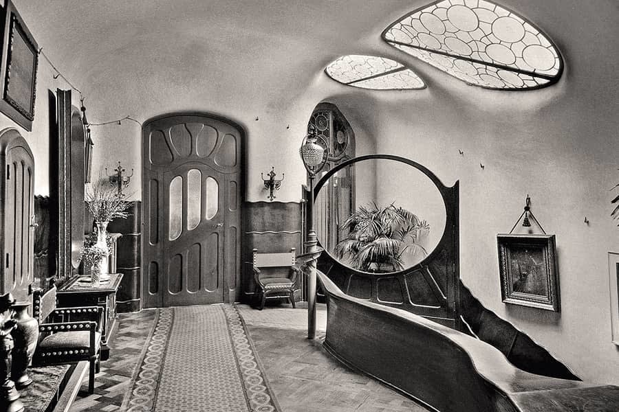  Antoni Gaudi, Interior of Casa Batlló, 1927 