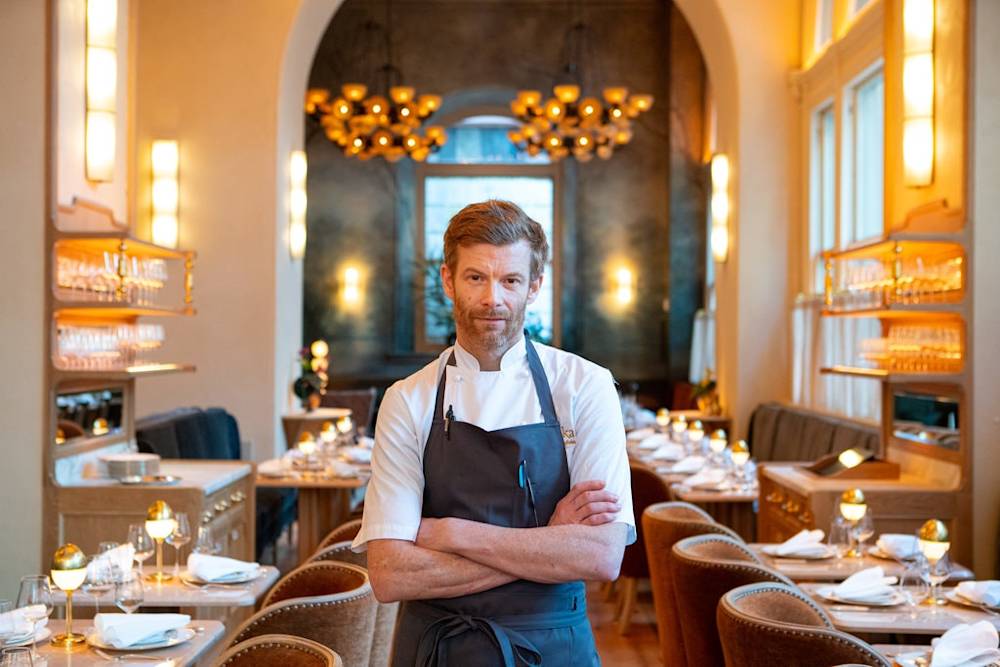 Veronika, Chef Robert Aikens