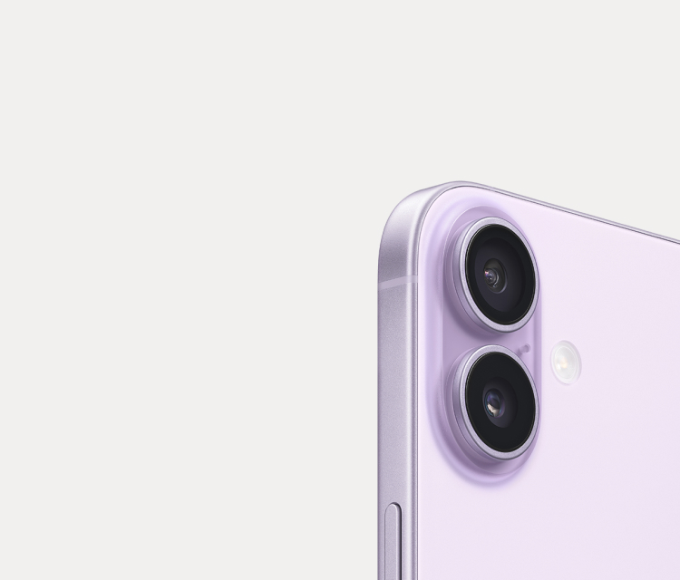Närbild på baksidan av en lila iPhone 17 med dubbla kameralinserna synliga i det övre hörnet.