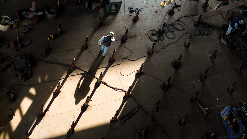 Vy ovanifrån av byggarbetare på byggarbetsplats.