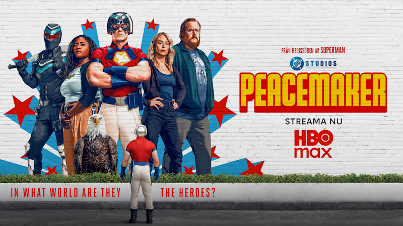 Reklamaffisch för TV-serien Peacemaker med superhjältekaraktärer mot vit tegelvägg, med HBO Max-logotyp och texten "STREAMA NU".