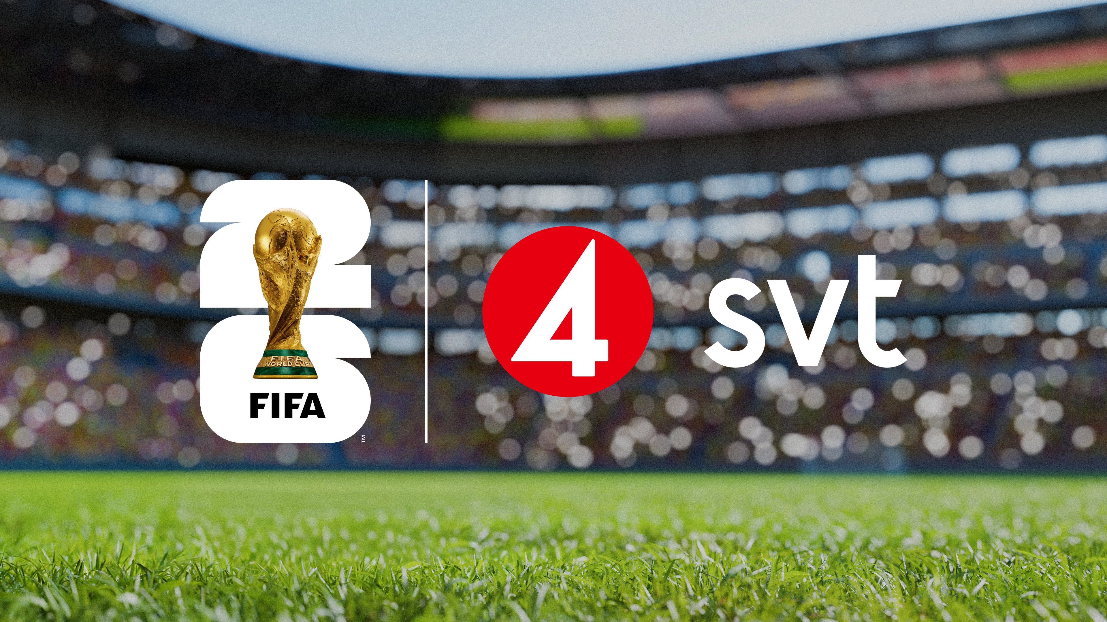 Logotyper för FIFA World Cup 2026, TV4 och SVT mot bakgrund av en fotbollsstadion med grönt gräs.