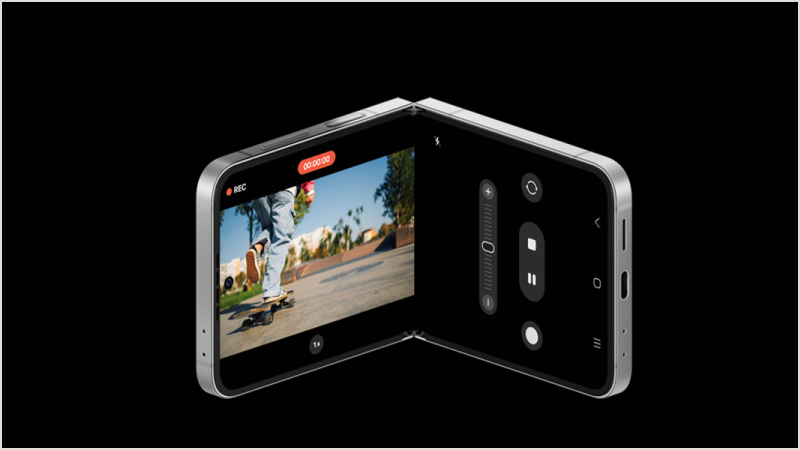 En Samsung Galaxy Z Flip7 FE som visar inspelning av en skateboardåkare, med kamerakontroller synliga på den högra skärmen.