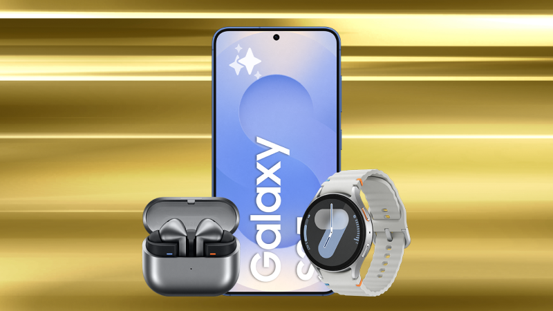 Samsung Galaxy-telefon med trådlösa hörlurar och smartklocka mot gyllene bakgrund.