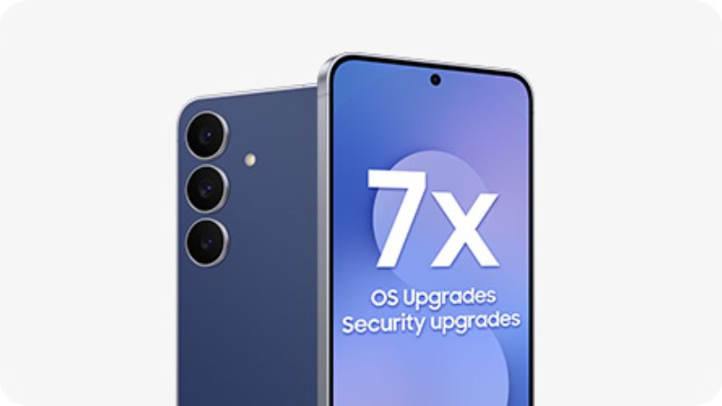 Två smartphones varav den ena med mörkblå baksida och tre kameror i övre vänstra hörnet. Den andra har en skärm med abstrakt mönster i blått och lila samt texten "7x OS Upgrades Security upgrades".