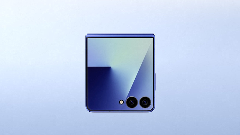 En hopfälld Samsung Galaxy Z Flip7 i blå färg med dubbla kameror, visad från baksidan mot ljusblå bakgrund.