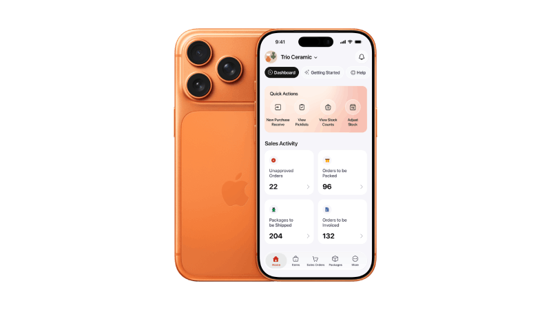 iPhone 17 Pro i orange avbildad bakifrån och framifrån. Baksidan har ett höjde i aluminium med Apple-logotyp och tre kameror i övre vänstra hörnet. Framsidan visar en skärm med grafik som ska illustrera försäljningsresultat för ett företag.