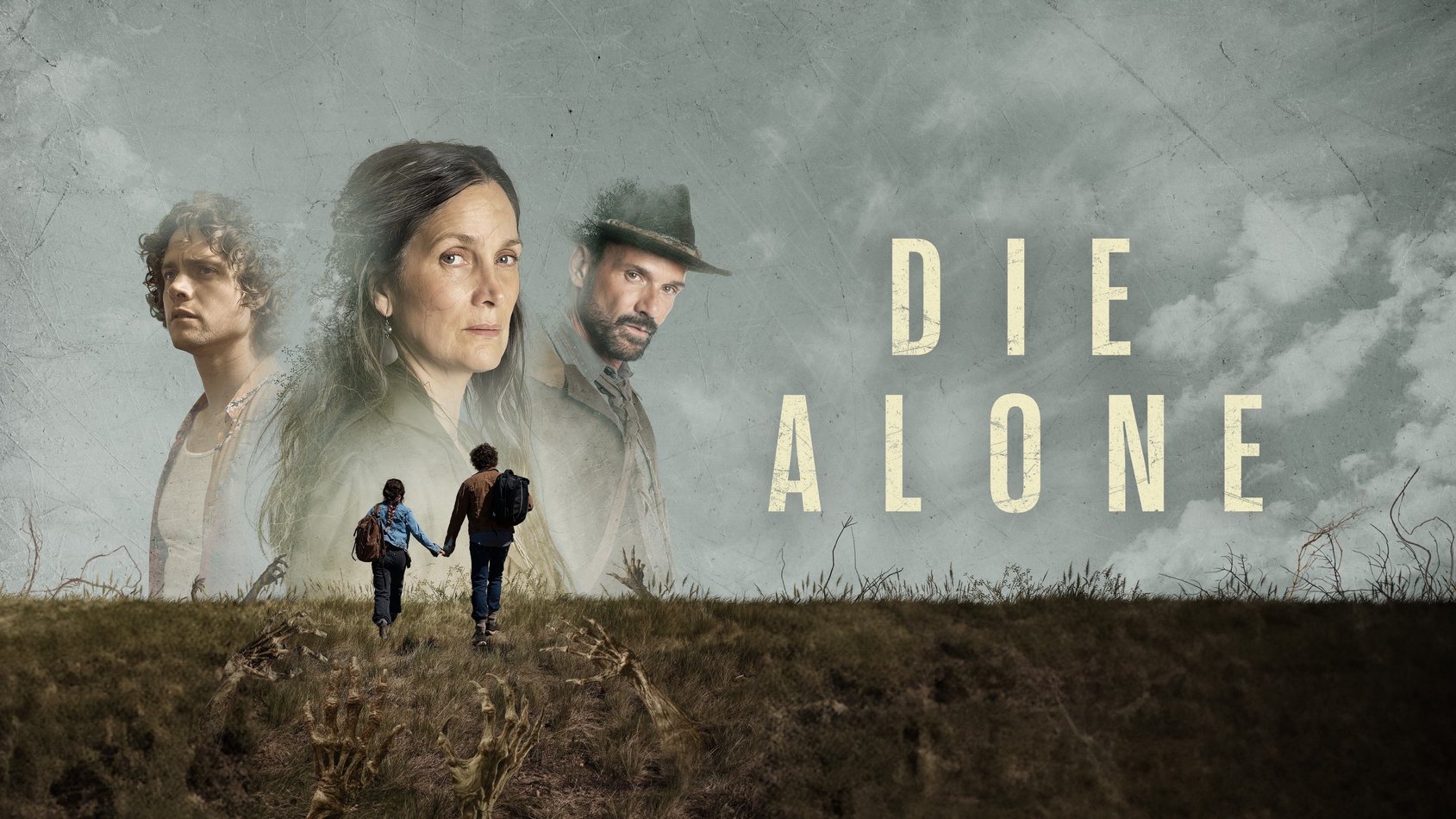 Filmaffisch för Die Alone med tre vuxna ansikten och två figurer som håller hand på ett dystert, dimmigt landskap.
