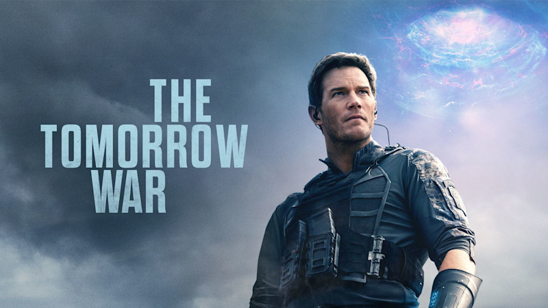 En soldat i taktisk utrustning blickar upp mot ett mystiskt ljusfenomen på himlen. Filmtiteln "THE TOMORROW WAR" syns till vänster.
