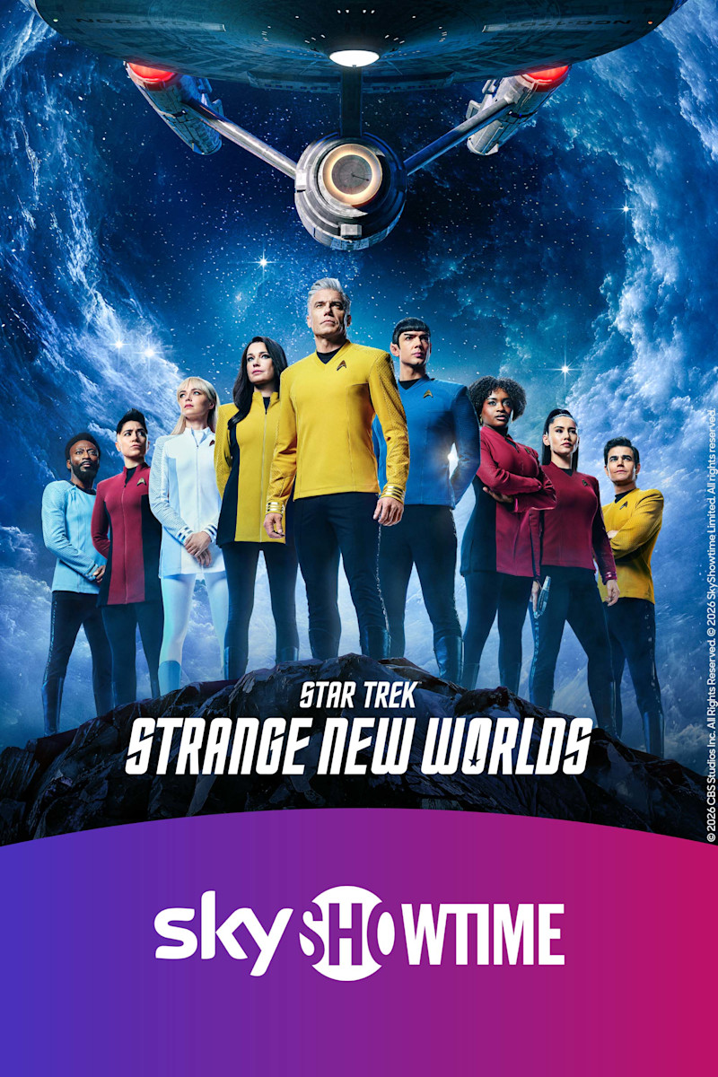 Affisch för Star Trek: Strange New Worlds med besättningen i färgglada uniformer framför ett rymdskepp och stjärnhimmel.