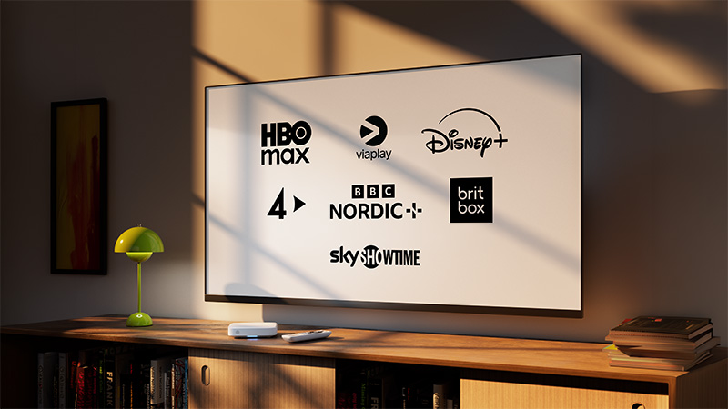 En TV på väggen visar logotyper för HBO Max, Viaplay, Disney+, TV4, BBC Nordic, BritBox och SkyShowtime.