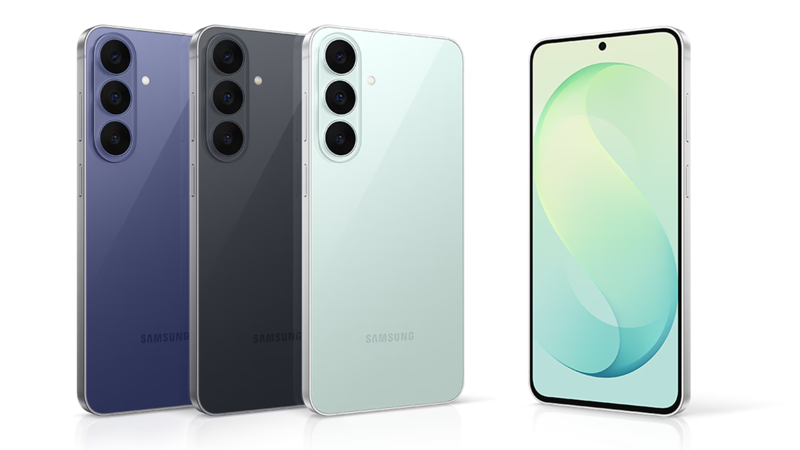 Fyra smartphones av modell Samsung Galaxy S25 FE. Tre av dem har baksidan mot kameran, i färgerna blå, svart och ljusgrön, med tre kameror i vänstra övre hörnet. Den fjärde visar en skärm med ljusgrönt abstrakt mönster.