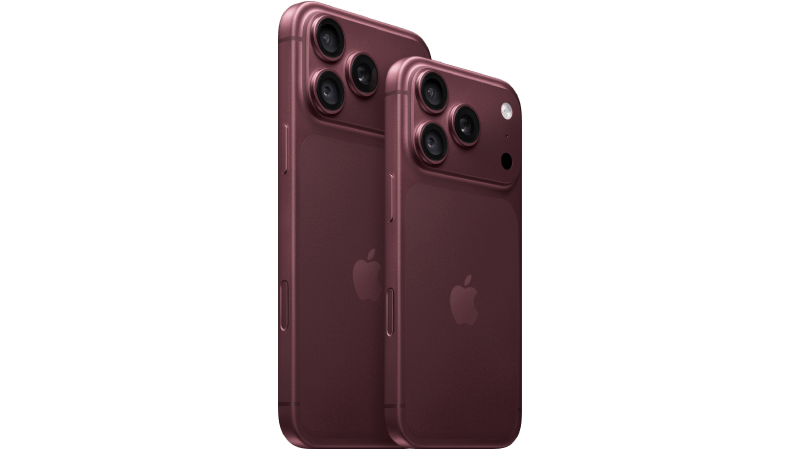 Baksidorna av två vinröda smartphones med tre kameror och logo i form av ett äpple.